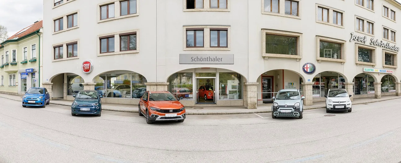 Schauraum und Fahrzeuge des Autohauses Schönthaler an der Straße