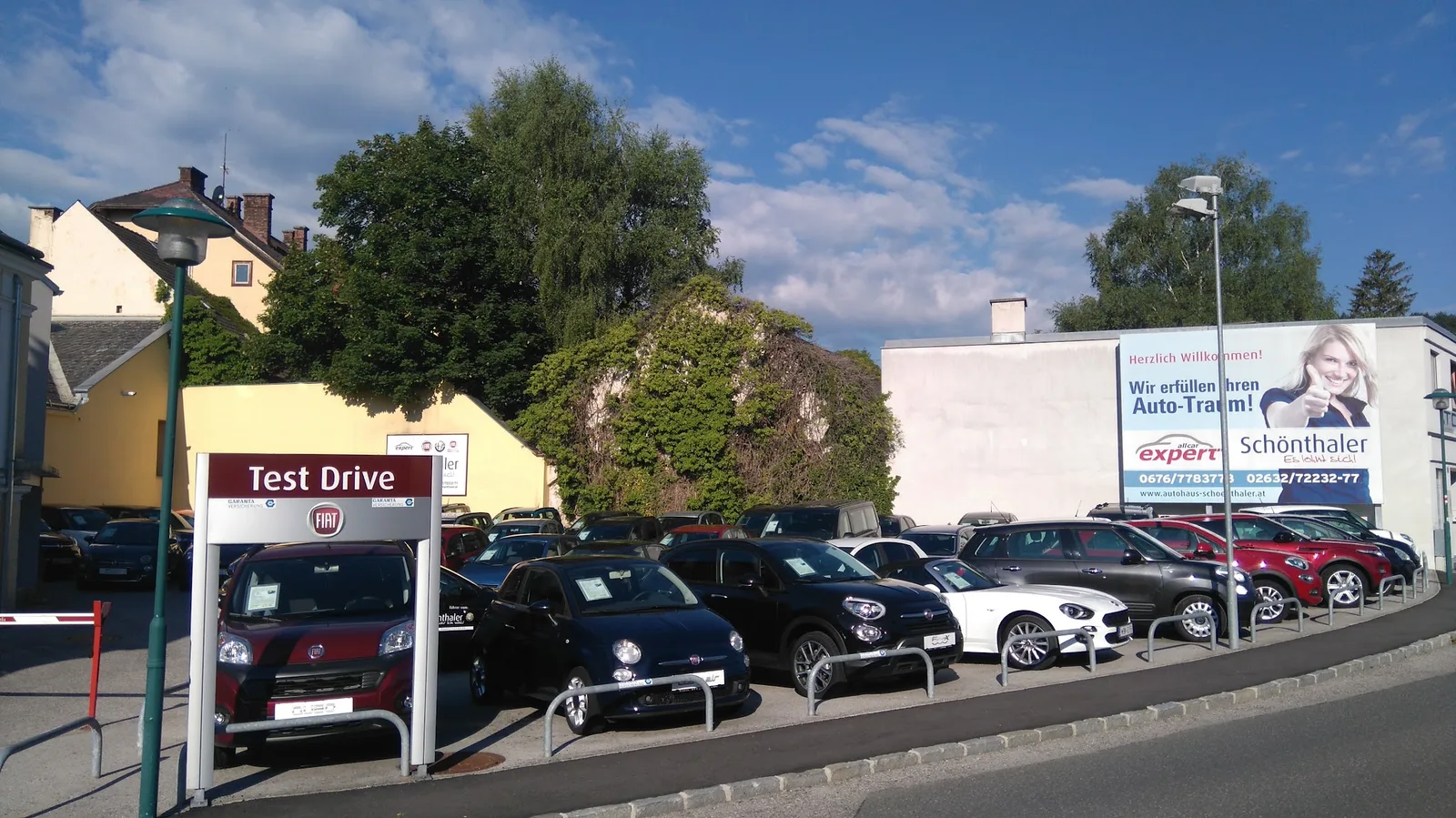 Fahrzeuge auf dem Gebrauchtwagenplatz des Autohauses