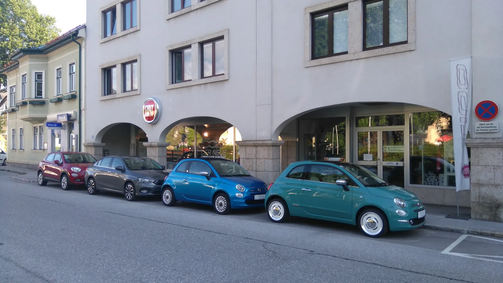 Fassade des Autohauses Schönthaler mit ausgestellten Fahrzeugen