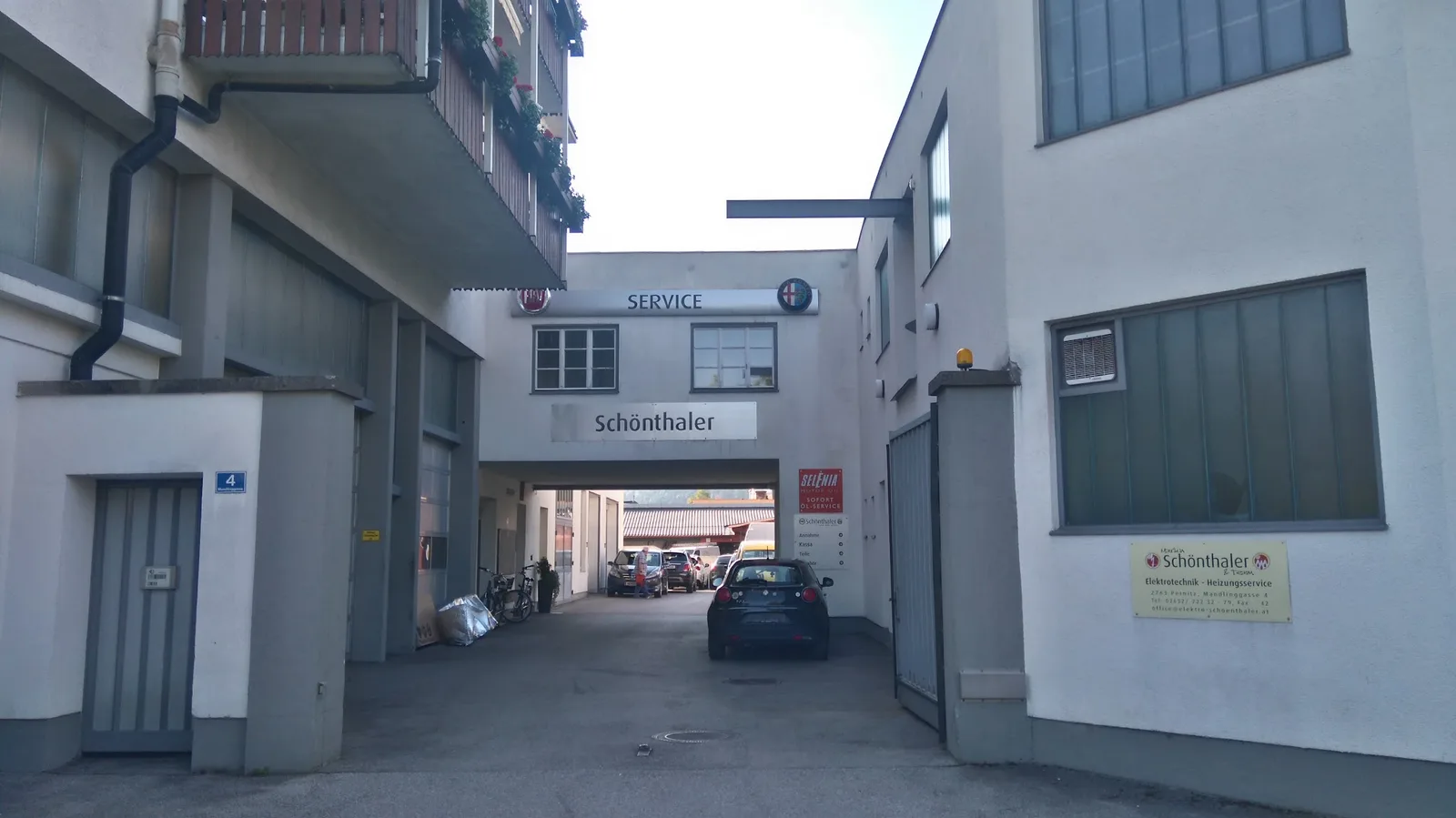 Einfahrt zum Werkstattbereich des Autohauses Schönthaler